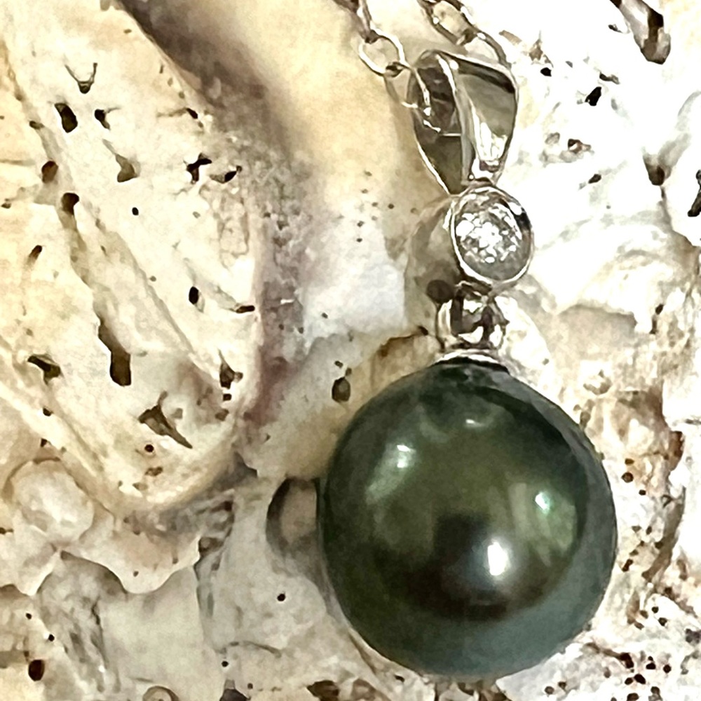 9 1/2 mm Tahitian pearl necklace with 0.5 mm diamond 14 karat gold.